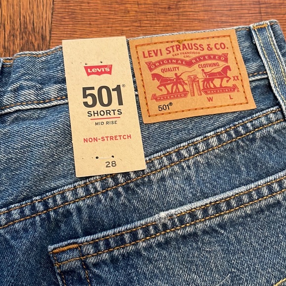 Levi’s 501 Short Mid Rise NWT - Picture 3 of 3